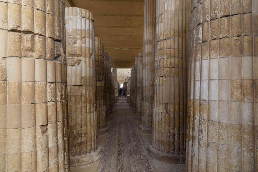 Egipto 255 - necrópolis de Sakkara - columnata de acceso.jpg